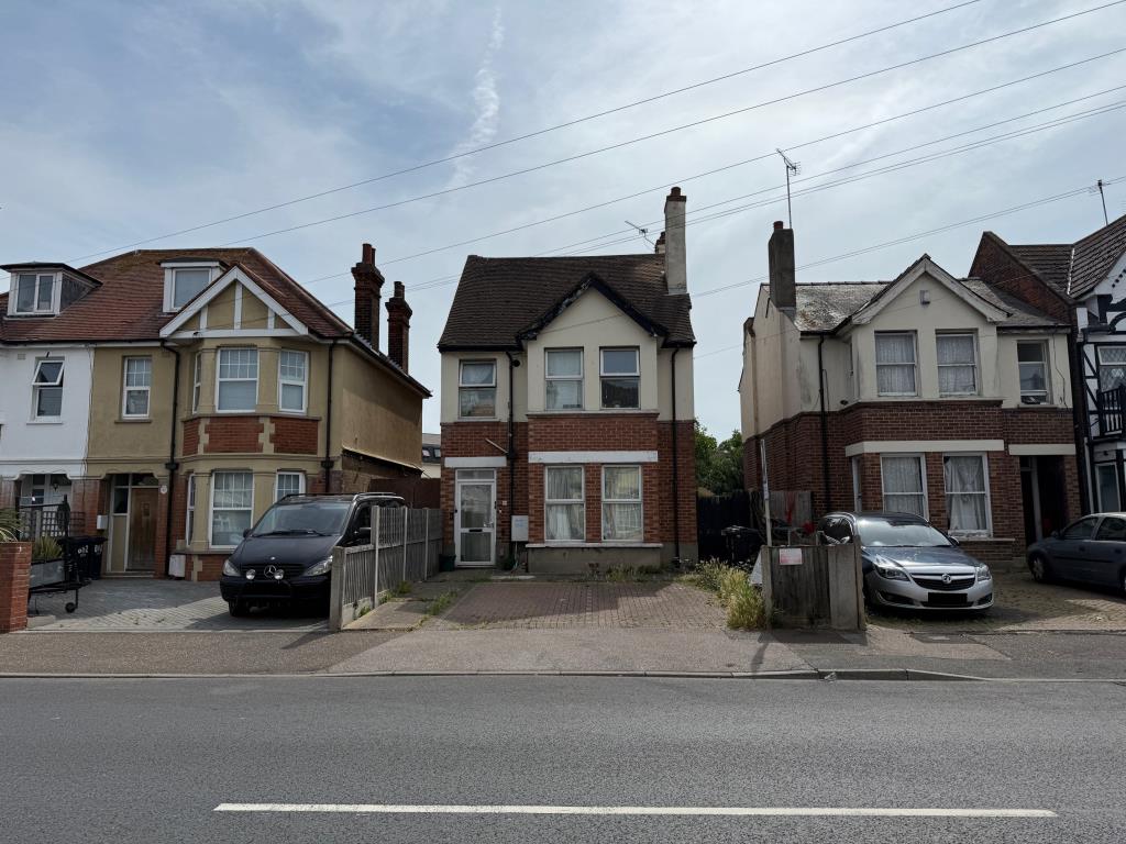 Lot: 71 - FREEHOLD DETACHED BUILDING ARRANGED AS TWO FLATS CURRENTLY LET - Additional view of the front of the building and parking spaces